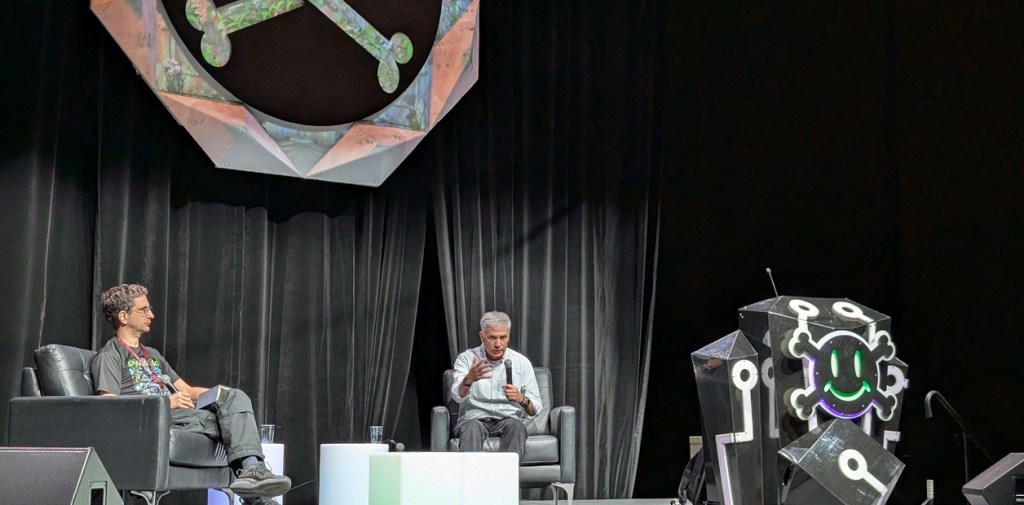 DEF CON 33 abrió con un llamado a democratizar internet y defender el código abierto