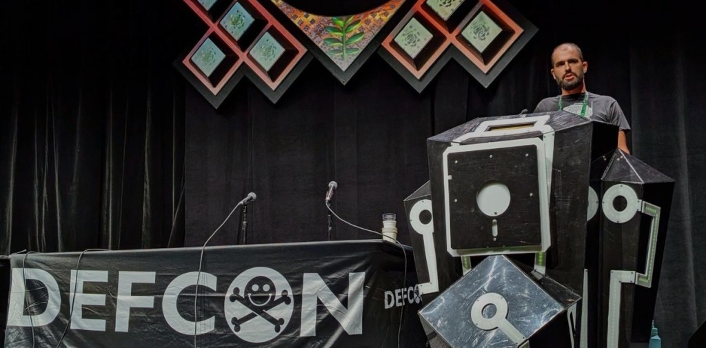 DEF CON 33: alertan que las comunicaciones aéreas no están cifradas y que la IA puede manipular a los&nbsp;pilotos