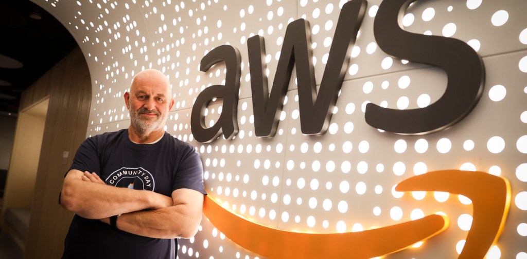 Werner Vogels, CTO de Amazon: “Lo único que hace la IA generativa es alucinar, porque no tiene cerebro”