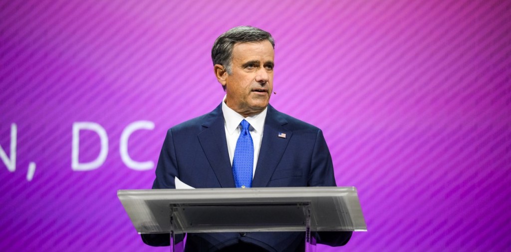 John Ratcliffe, director de la CIA, comparó a la inteligencia artificial con “armas nucleares&nbsp;digitales”