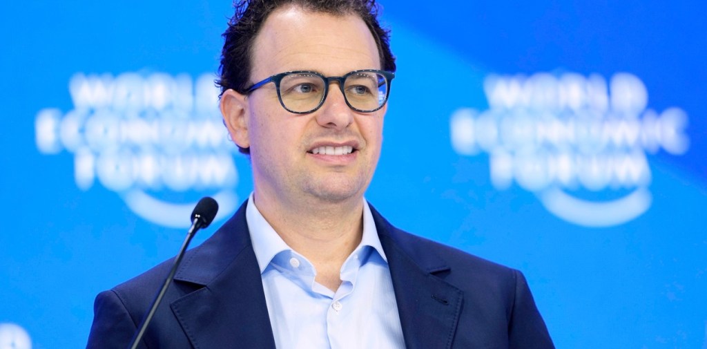 Por qué los gigantes de la IA piden pisar el freno: entre los riesgos reales, el marketing y la amenaza de China