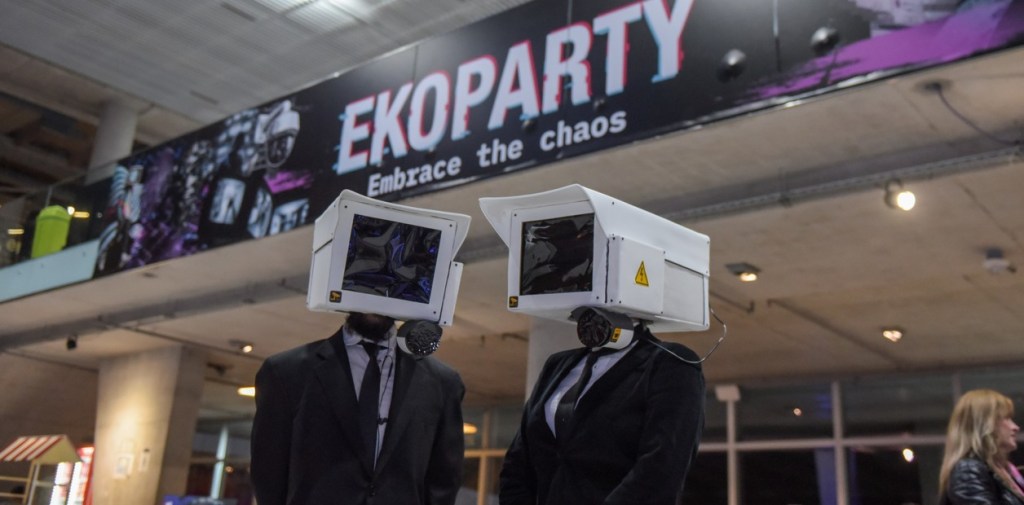Chatear sin internet, arte con basura electrónica y una olla popular de tecnología: los hackers “abrazaron el caos” en Ekoparty&nbsp;22